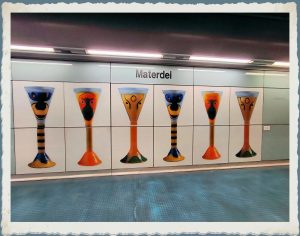 Stazione Materdei: un tuffo tra colori sgargianti e iconiche strutture