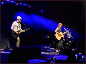 Suzanne Vega incanta Pisa: al Giardino Scotto la canzone d’autore newyorkese